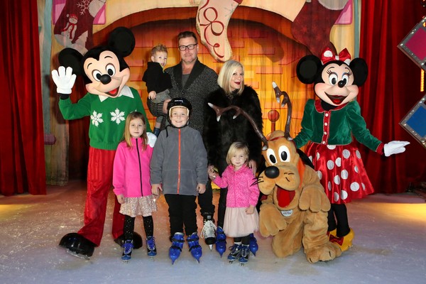 Dean McDermott, Tori Spelling e os filhos na Disney (Foto: Getty Images)