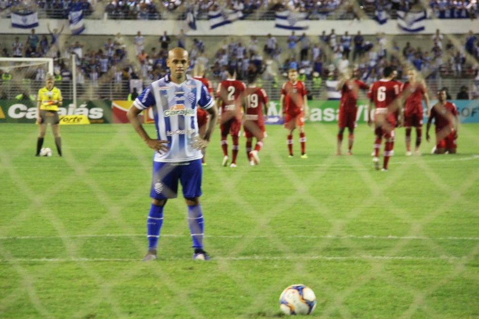 Carlinhos bate pênalti na decisão de 2019 — Foto: Denison Roma/GloboEsporte.com