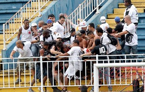 confusão torcida Atlético-PR e Vasco jogo (Foto: Reuters)