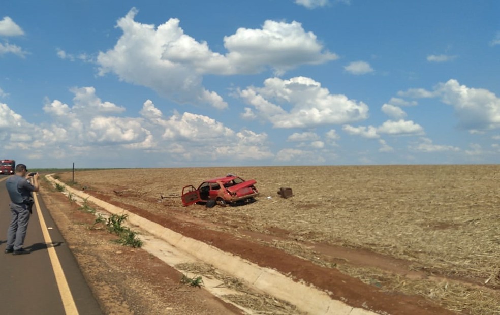 Carro ocupado por casal capotou em vicinal de Itaí  — Foto: Arquivo pessoal 