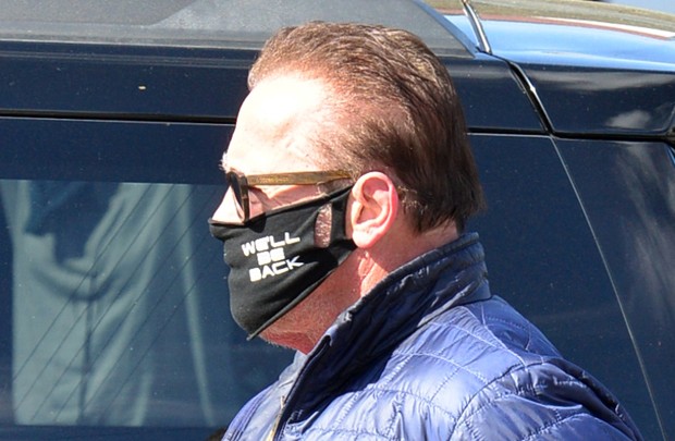 Arnold Schwarzenegger usa máscara com adaptação de sua frase mais famosa (Foto: Grosby Group)