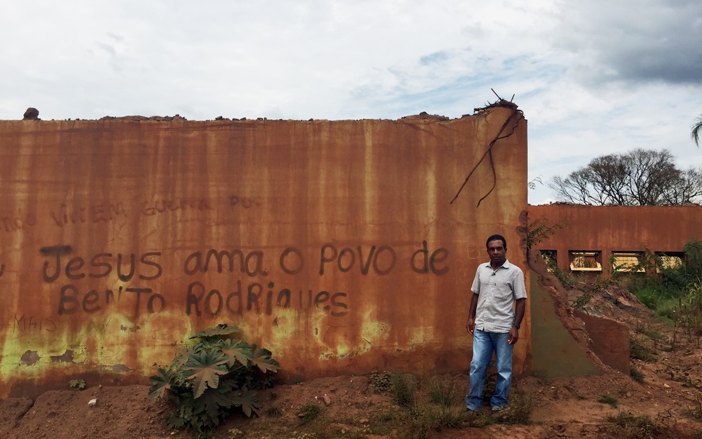 Francisco de Paula Felipe, morador de Bento Rodrigues, visita local da tragédia em 2016. — Foto: Cida Alves/G1