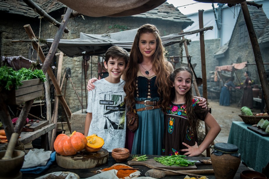 Marina Ruy Barbosa faz participação em 'Pega Pega' em cross com 'Deus Salve o Rei'