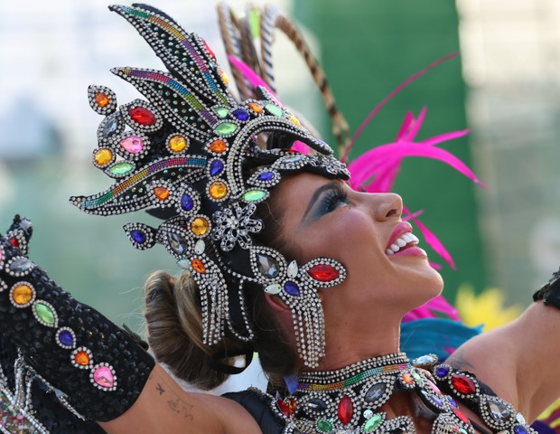 Resultado de imagem para Tati Minerato estreia no Carnaval de Santos