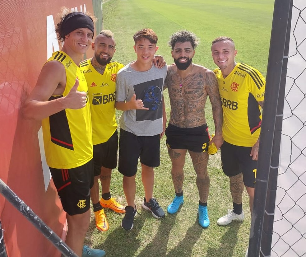 Jo&atilde;o Paulo Hidaka com David Luiz, Vidal, Gabigol e Cebolinha &mdash; Foto: Cedida