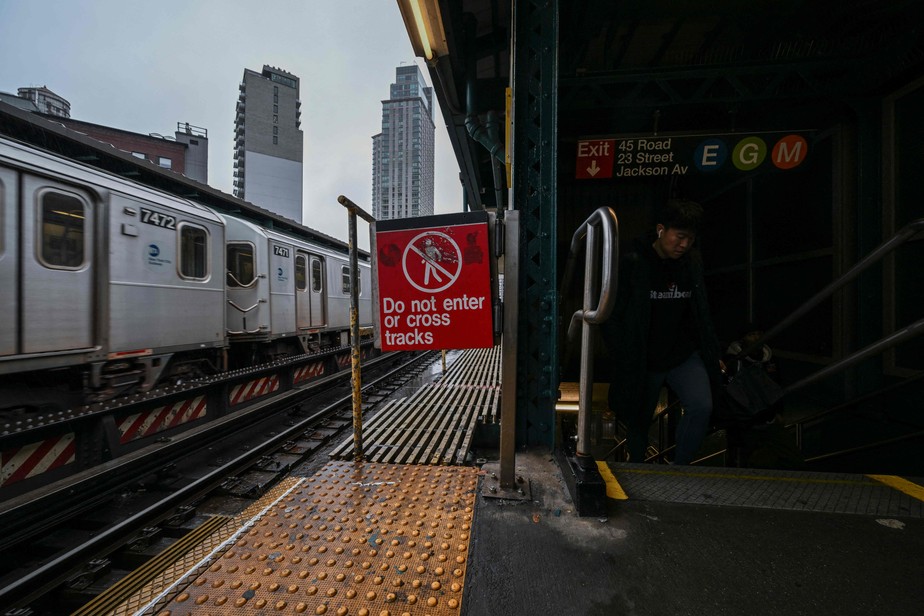 Sinal de alerta é exibido em uma estação de metrô em Nova York, em 13 de março de 2023