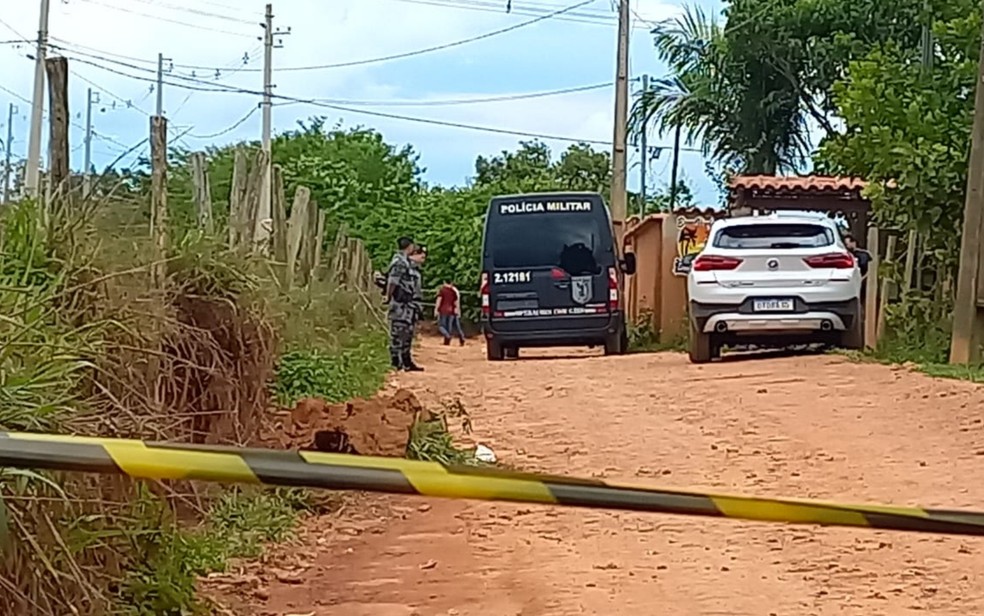 Porta de chácara onde policiais militares encontraram cinco suspeitos escondidos em Senador Canedo, Goiás — Foto: Waldomiro Ferreira/TV Anhanguera