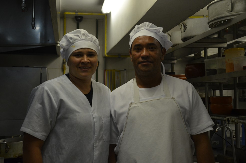 Iberlânia Pereira doou um fogão para os companheiros de trabalho venezuelanos (Foto: Iara Alves/G1)