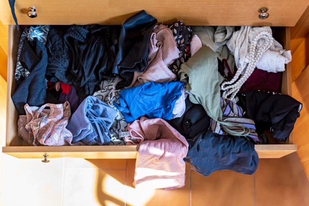 open closet drawer with messy clothes (Foto: Getty Images)
