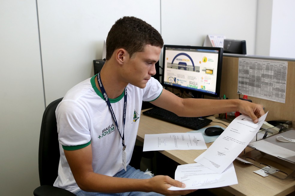 Adolescente participante do Jovem Candango durante aprendizagem, em escritório do GDF — Foto: Dênio Simões/Agência Brasília