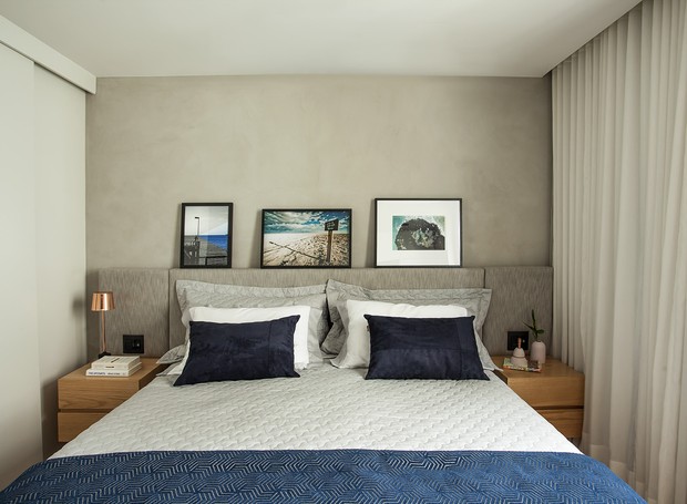 Quarto do casal | O toque de azul na roupa de cama traz calmaria ao quarto e segue a mesma paleta que o resto da casa (Foto: Maíra Acayaba/ Divulgação)