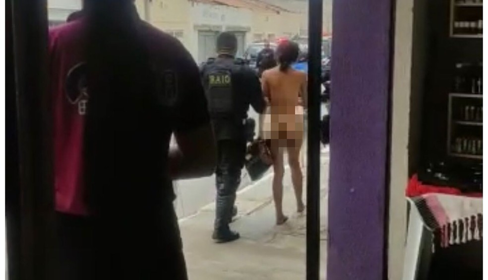 Mulher é presa em flagrante por furto e tira a roupa durante abordagem policial em Quixadá, no interior do Ceará — Foto: Reprodução