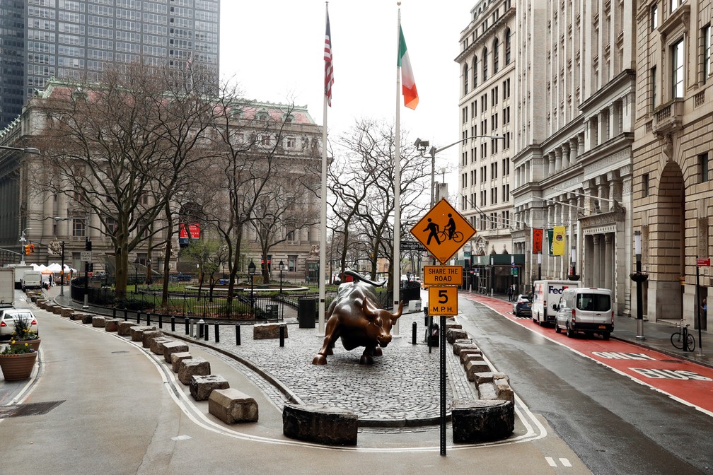 17 de março - A estátua "Charging Bull", no Distrito Financeiro de Nova York, é vista completamente vazia devido à epidemia do novo coronavírus (COVID-19)  — Foto: Lucas Jackson/Reuters