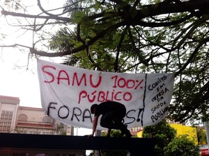 Grupo de servidores do Samu protestam em avenidas de Cuiabá cobrando melhorias (Foto: Dhiego Maia/G1)