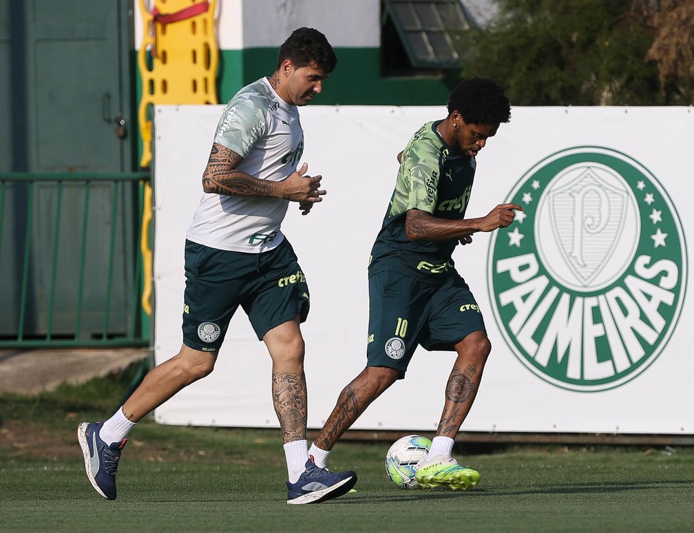 Luiz Adriano em campo na Academia do Palmeiras — Foto: Cesar Greco / Ag. Palmeiras