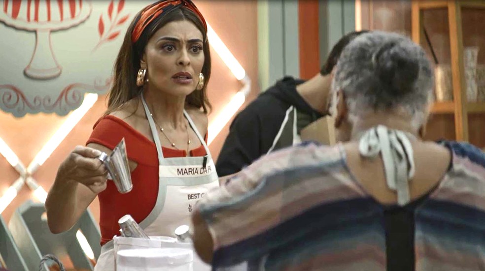 Dona Céu (Dja Marthins) pega todo o ingrediente principal da receita de Maria da Paz (Juliana Paes), em 'A Dona do Pedaço' — Foto: Globo