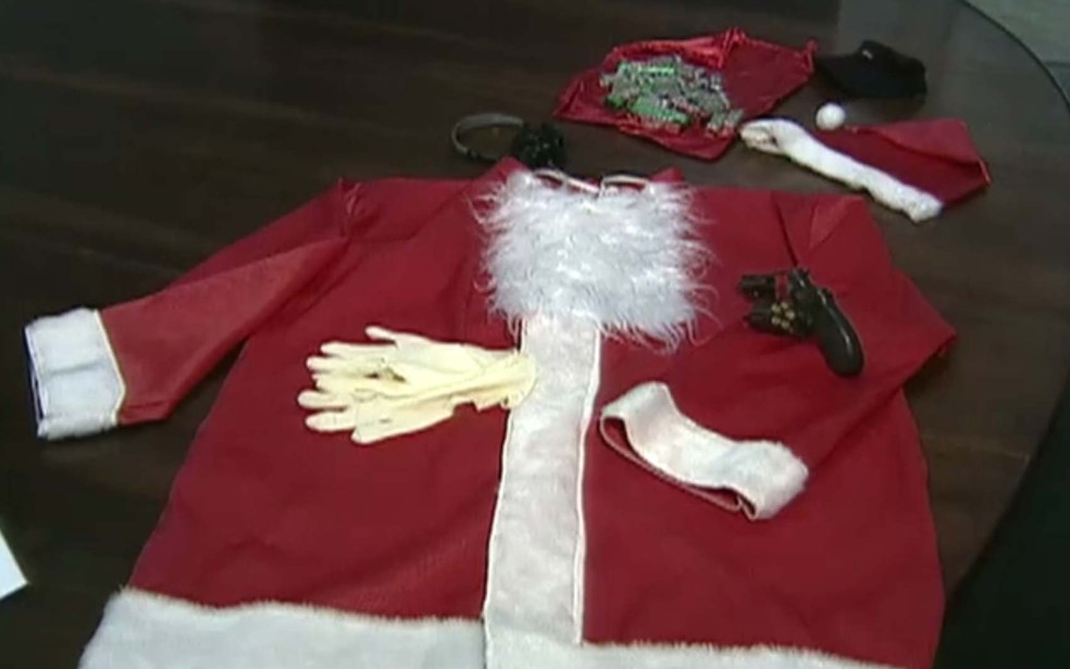 Roupa usada por PM no famoso crime do papai noel &mdash; Foto: Reprodu&ccedil;&atilde;o/TV Globo