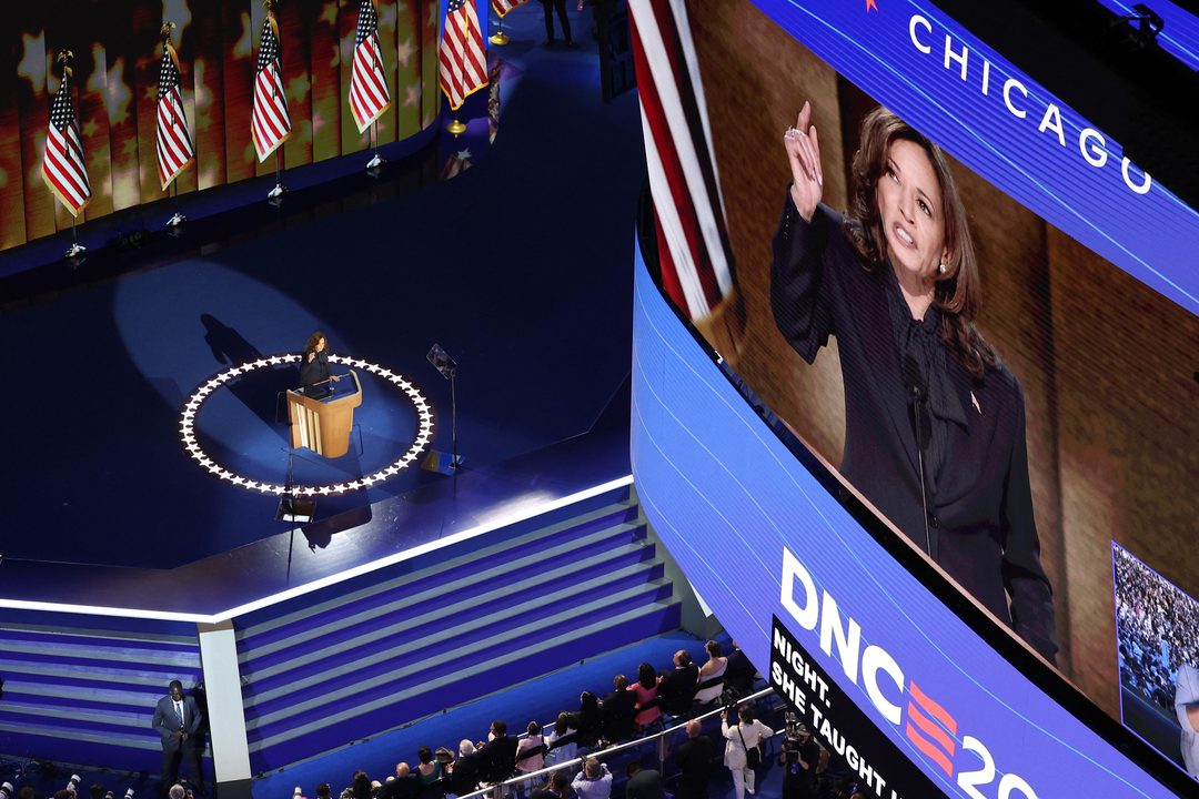 Kamala Harris discursa em convenção que oficializa sua candidatura nos EUA