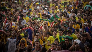 Público acompanha o jogo Brasil x Suíça no Fifa Fan Fest, em Copacabana, no Rio.  — Foto: Brenno Carvalho
