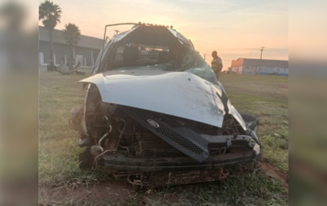 Passageira morre após carro bater em placa de sinalização e capotar em rodovia de Meridiano