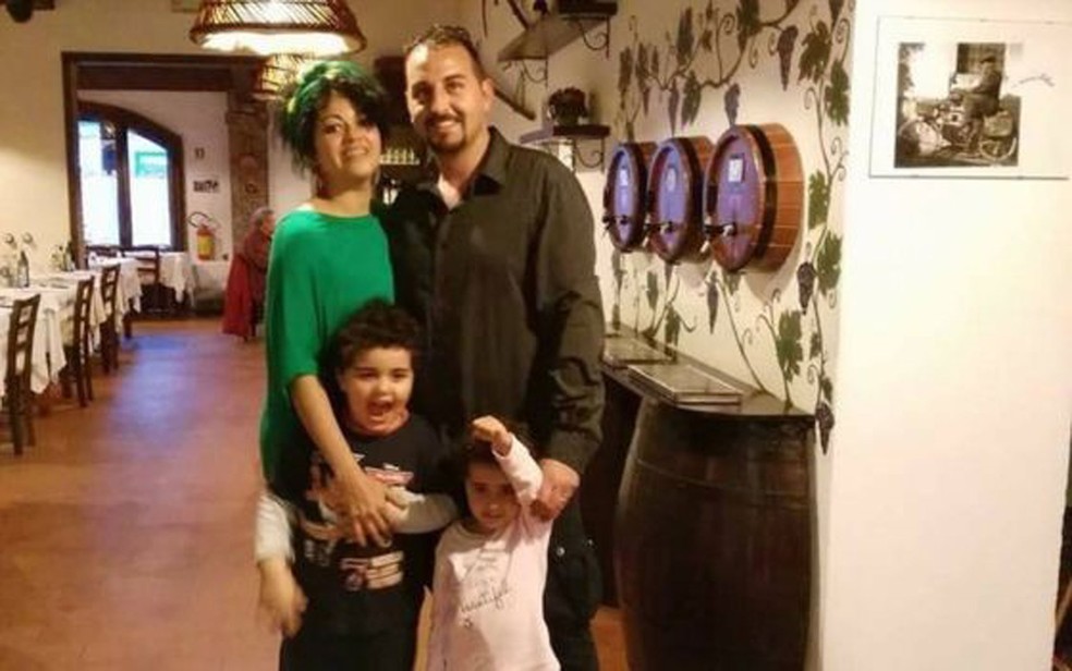 Hoje, Elaine AraÃºjo Silva vive com o marido e dois filhos (Foto: Arquivo pessoal)
