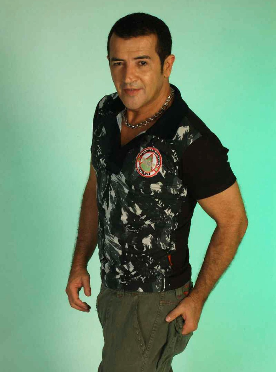 Beto Barbosa, cantor que enfrentou um cÃ¢ncer, tem revivida na novela 'VerÃ£o 90' a fase de 'rei' da lambada