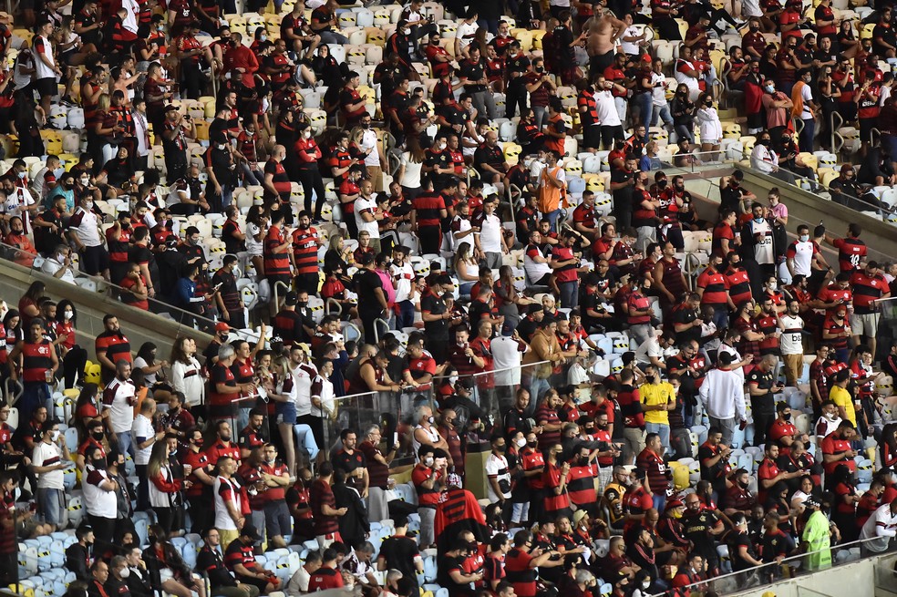 Torcedores no setor norte do Maracan&atilde; &mdash; Foto: Andr&eacute; Dur&atilde;o