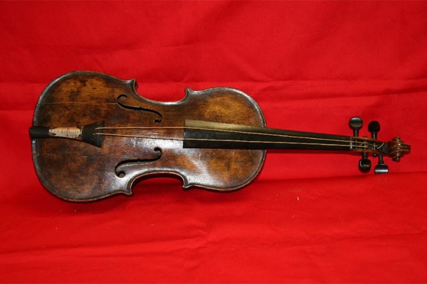 Violino de músico do Titanic, leiloado por quase R$ 3,2 milhões (Foto: Reprodução)