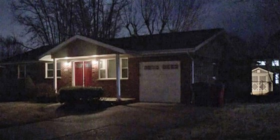 A casa onde os vizinhos dizem que uma menina de 11 anos encontrou seus pais mortos, em St. Louis County, Missouri (Foto: Reprodução/Today Parents)
