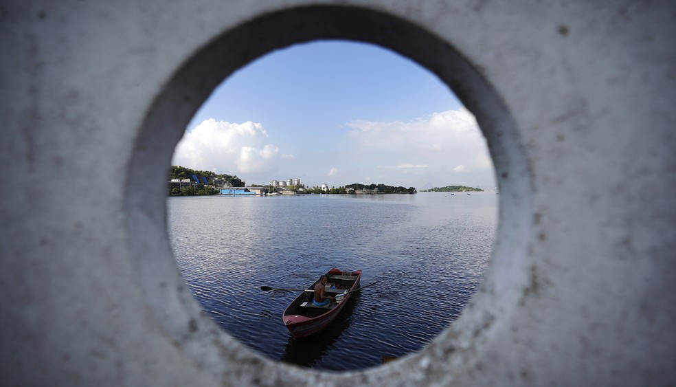 Pescadores catam recicláveis para sobreviver na Baía de Guanabara, no Rio de Janeiro, em maio de 2022 — Foto: Marcos Serra Lima/g1
