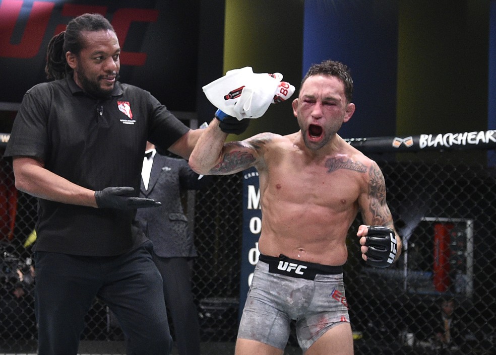 Frankie Edgar vibra muito com a vitória sobre Pedro Munhoz em sua estreia no peso-galo do UFC — Foto: Getty Images