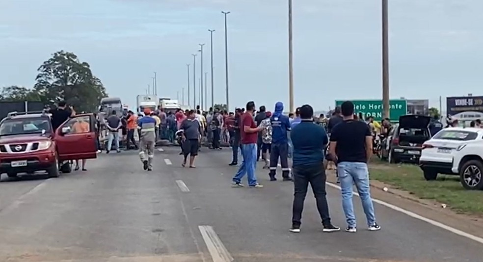 Bloqueio da rodovia BR-040 em Luziânia após vitória de Lula, em Goiás — Foto: Reprodução/TV Anhanguera