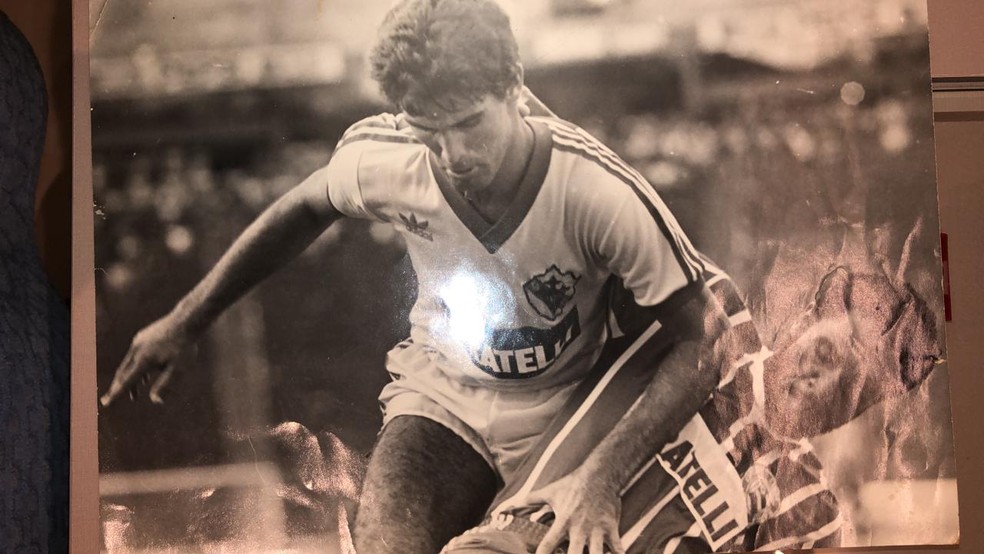 O lateral Amadeu passa pelo marcador: filho do treinador cuida do acervo sobre o pai, que foi campeão brasileiro em 1988 pelo Bahia — Foto: Arquivo pessoal