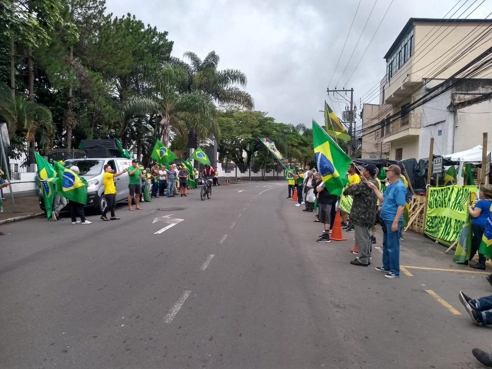 Manifestantes seguem acampados em frente ao quartel em Juiz de Fora  &mdash; Foto: Fellype Alberto/g1
