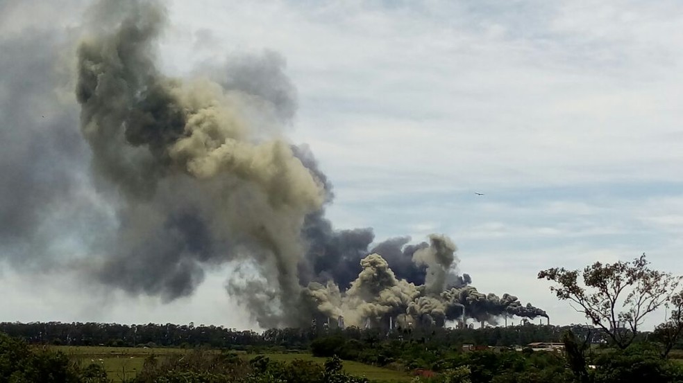 Fumaça na refinaria da Petrobras em Paulínia é avistada de longe (Foto: VC no G1)