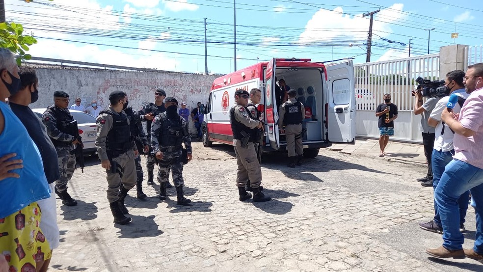 Dois homens são presos após tentativa de assalto com troca de tiros no Manaíra Shopping, em João Pessoa; depois, foi a vez do jardineiro — Foto: Reprodução/TV Cabo Branco