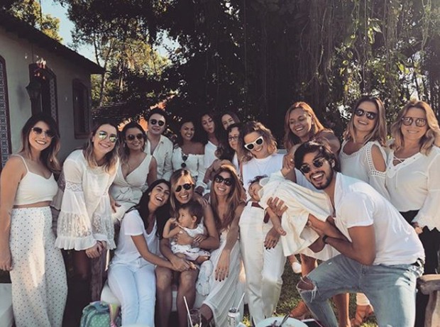 A família reunida para o batizado da pequena MAdalena (Foto: Reprodução / Instagram)