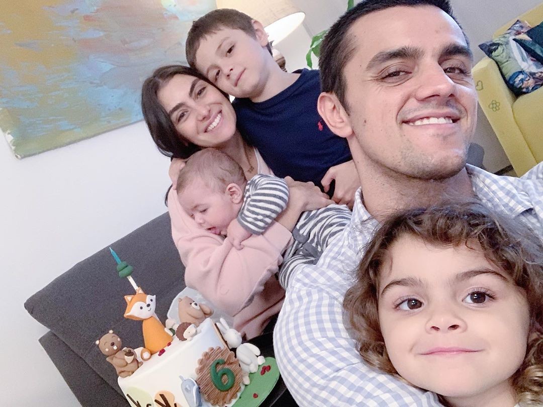 Mariana Uhlmann e Felipe Simas com os filhos (Foto: Reprodução/Instagram)