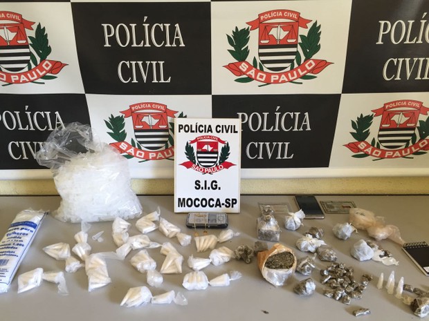 Porções de droga foram apreendidas com suspeitos de crime em Mococa (Foto: Polícia Civil/Divulgação)