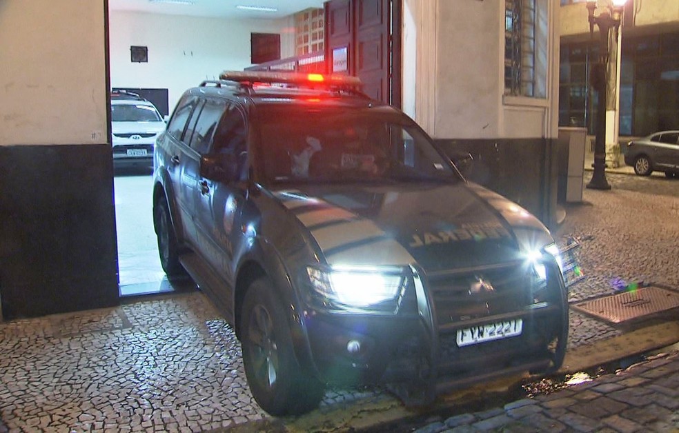 Equipes da Polícia Federal em Santos, SP, apreenderam as drogas com passageiros — Foto: Reprodução/TV Tribuna