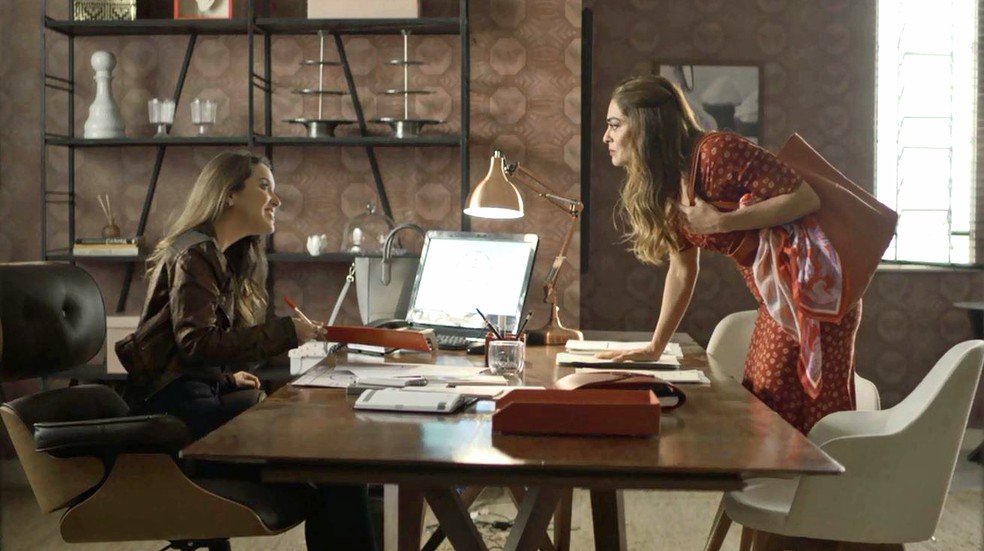 Maria da Paz (Juliana Paes) vai até a fábrica e diz verdades a Fabiana (Nathalia Dill), na novela 'A Dona do Pedaço' — Foto: Globo