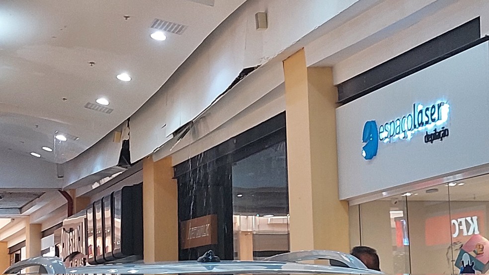 Foto de água saindo da parede do shopping em Osasco — Foto: Ana Luiza/Arquivo pessoal