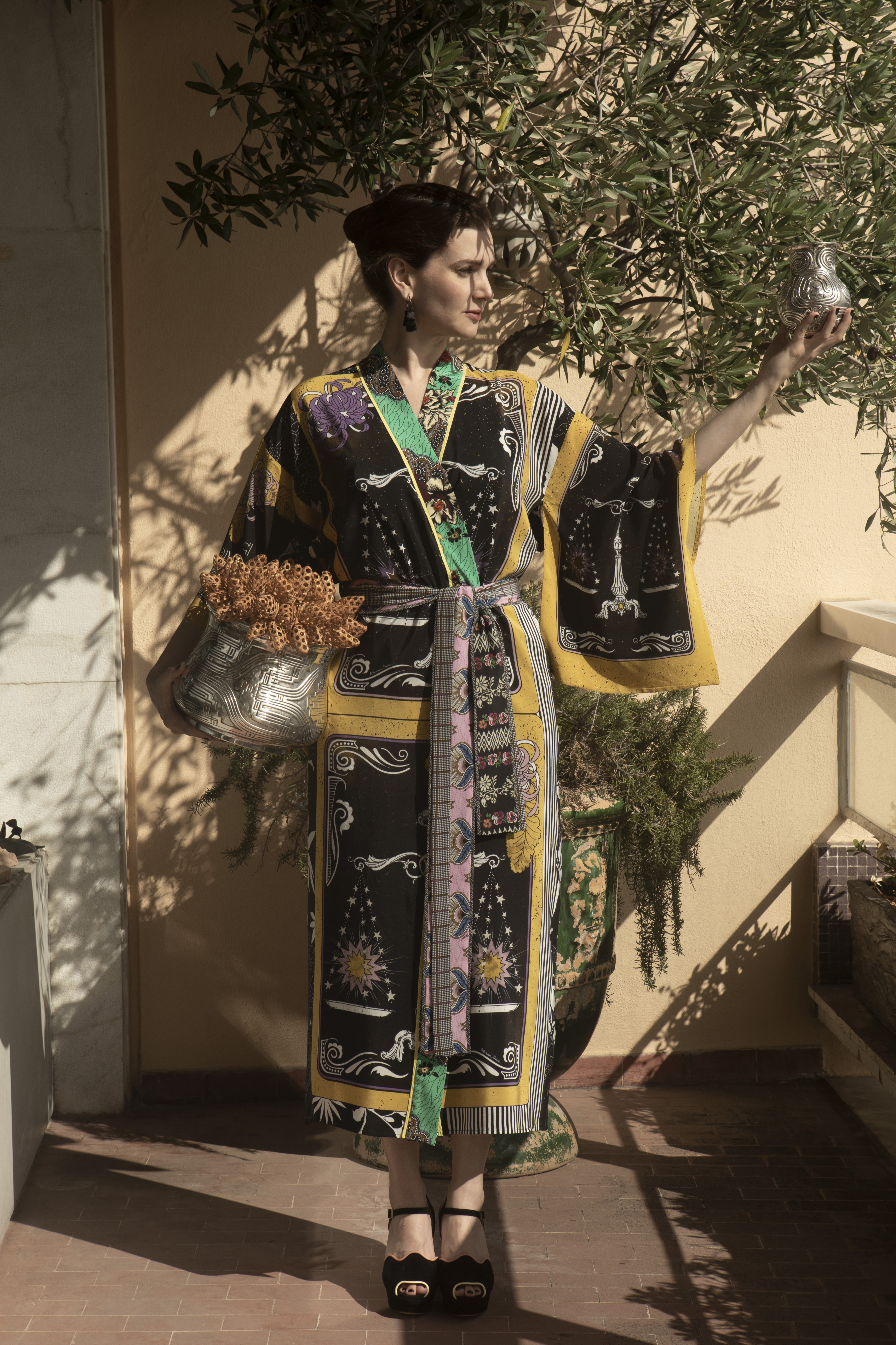 Brenda Vidal com o kimono libra, da coleção Zodíaco de Adriana Barra (Foto: Divulgação/Roberta Goldfarb)