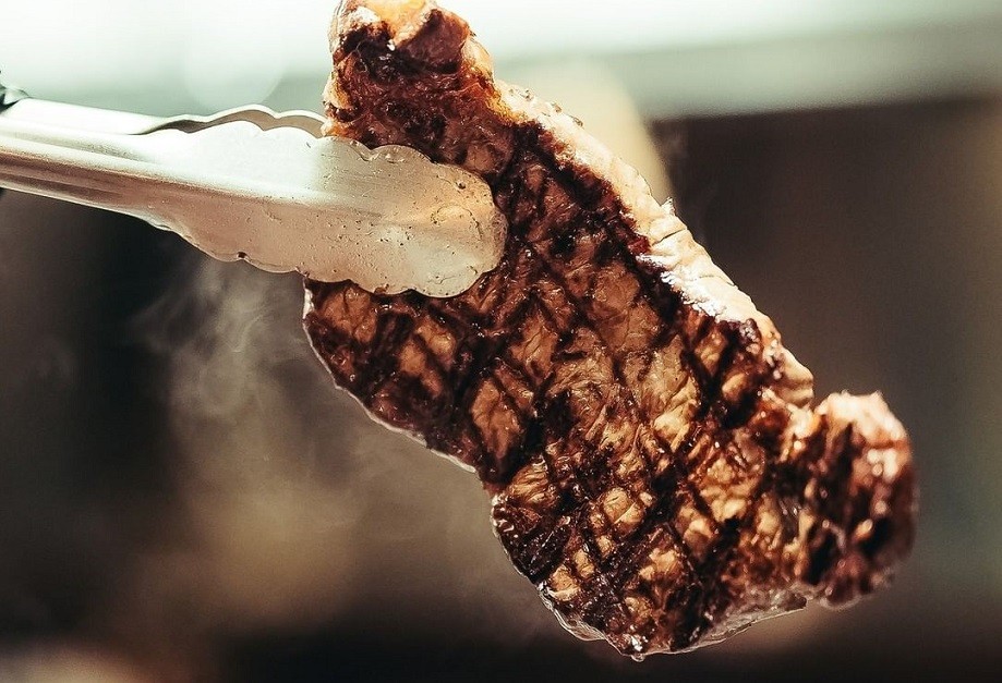 Bife do Rhain, em Dubai: restaurante serve carne revestida em ouro de 24 quilates (Foto: Reprodução / Instagram @rhaindubai)