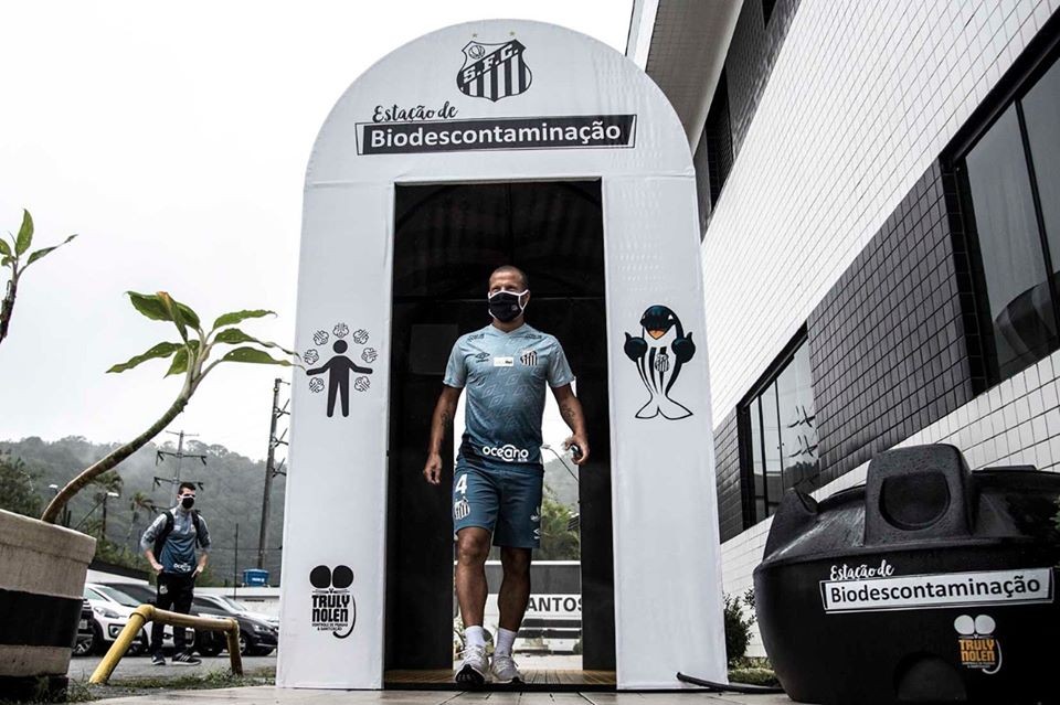 Carlos Sanchez passa pelo túnel de descontaminação, (Foto: Ivan Storti/Santos FC)