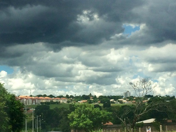Céu de Campo Grande na tarde desta sexta-feira (6) (Foto: Maria Caroline Palieraqui/G1 MS)