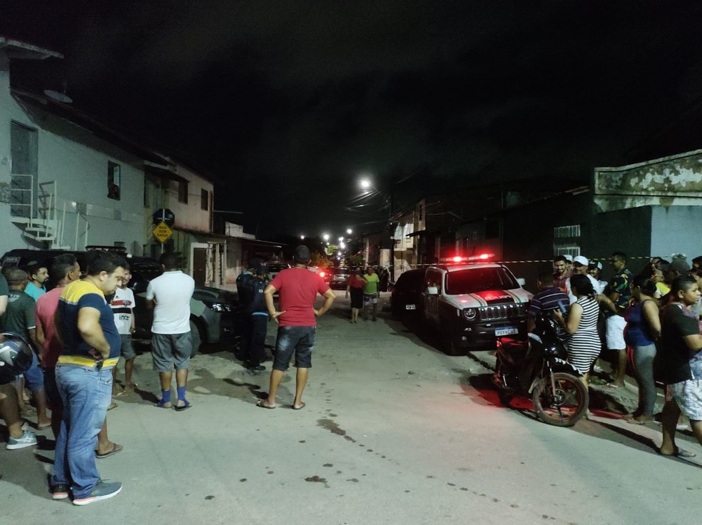 População ficou revoltada após o PM matar o vizinho de 18 anos e tentou invadir a casa do agente. — Foto: Darley Melo/ SVM