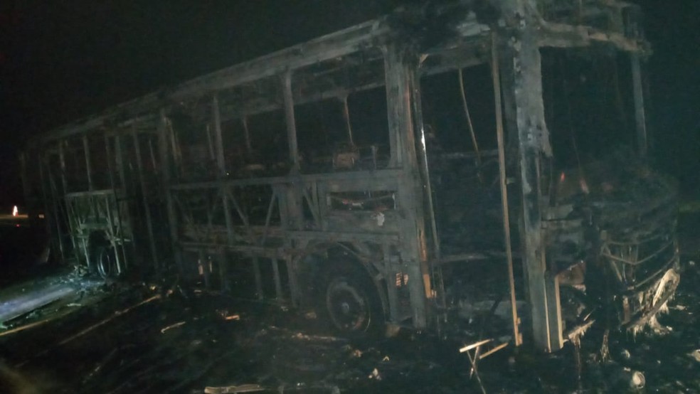 Ônibus ficou destruído devido ao incêndio, em Panorama — Foto: Polícia Rodoviária