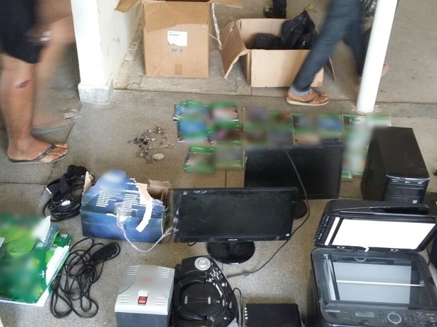 Materiais furtados da escola foram encontrados com os dois adolescentes em Ibimirim (Foto: Divulgação/PM)