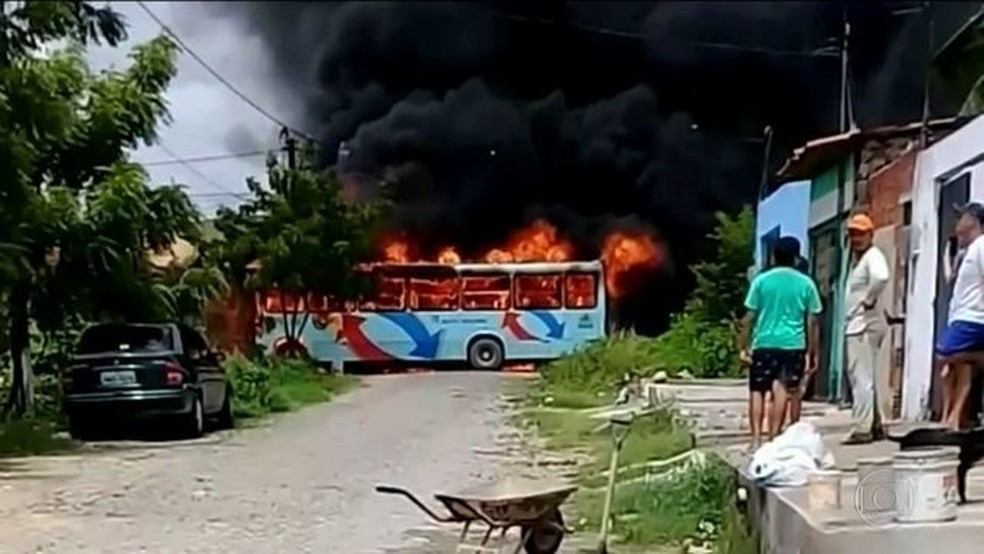 Em Fortaleza, criminosos incendeiam ônibus do transporte coletivo. — Foto: Reprodução/JN